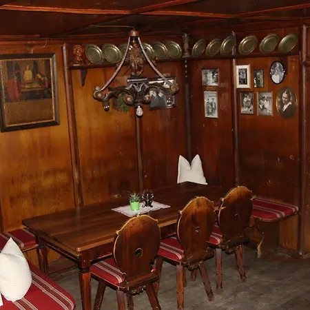 Zum Hirsch بيت ريفي 3*